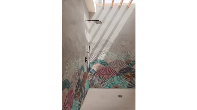 Carta da parati impermeabile Rhapsody in Japan con ventagli colorati dalle mille sfaccettature di Wall&Decò