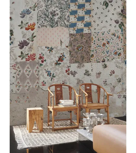 Carta da parati materica Tex-Tales con patchwork di tessuti strappati su un intonaco eroso dal tempo di Wall&Decò