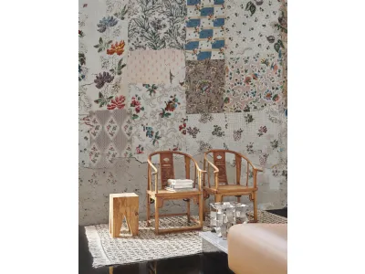 Carta da parati materica Tex-Tales con patchwork di tessuti strappati su un intonaco eroso dal tempo di Wall&Decò
