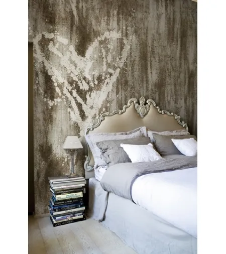Carta da parati vinilica ad effetto materico Wet Heart con cuore dipinto sul muro di Wall&Decò