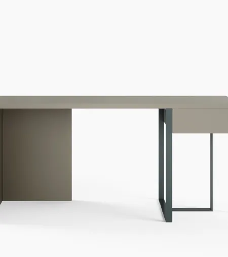 Scrittoio free standing Desk in laccato opaco con gambe in metallo di Novamobili