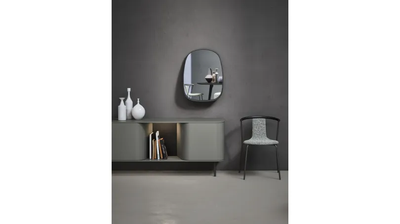 Specchio Flow con cornice in cuoio di Novamobili