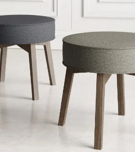 Pouf in tessuto con gambe in legno Rik di Doimo Salotti