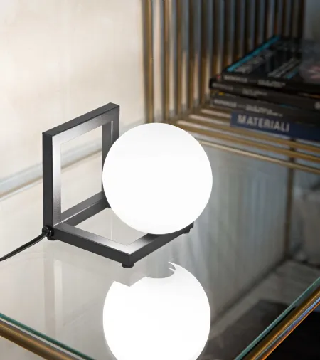 Lampada da tavolo Angolo in metallo con diffusore in vetro bianco, soffiato e acidato di Ideal Lux