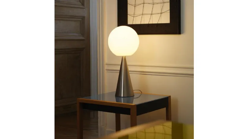 Lampada Bilia base metallo e diffusore in vetro soffiato di Fontana Arte