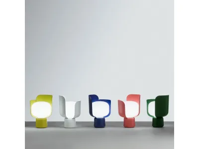Lampada Blom montatura alluminio e petali policarbonato di Fontana Arte