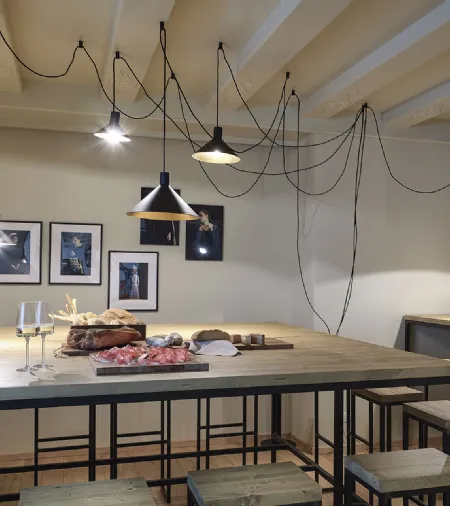 Lampada da terra di design in metallo nero con appendimento dei punti luce a soffitto Cerberina di Moog