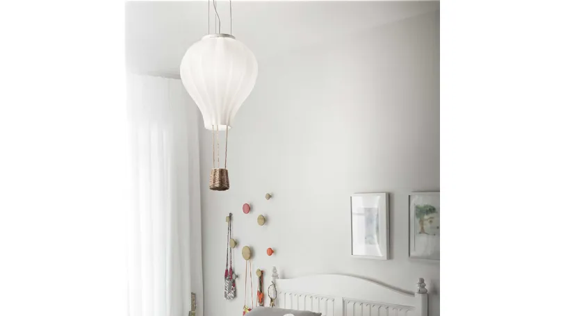 Lampada a sospensione che ricorda una mongolfiera Dream Big con diffusore in vetro soffiato bianco acidato e cesto in corda di Ideal Lux