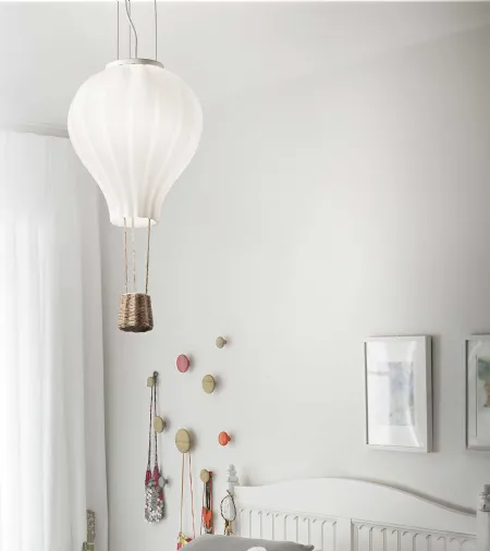 Lampada a sospensione che ricorda una mongolfiera Dream Big con diffusore in vetro soffiato bianco acidato e cesto in corda di Ideal Lux