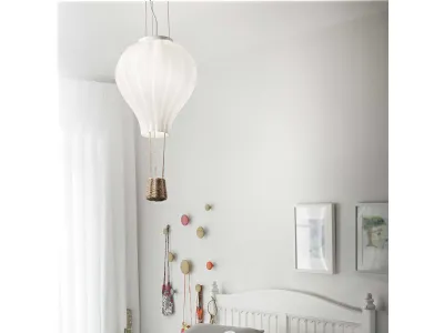 Lampada a sospensione che ricorda una mongolfiera Dream Big con diffusore in vetro soffiato bianco acidato e cesto in corda di Ideal Lux