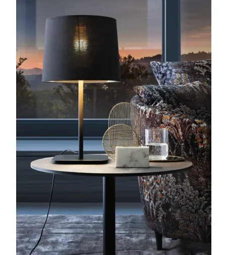 Lampada da tavolo Hygge con paralume in tessuto e base in metallo di Le Comfort