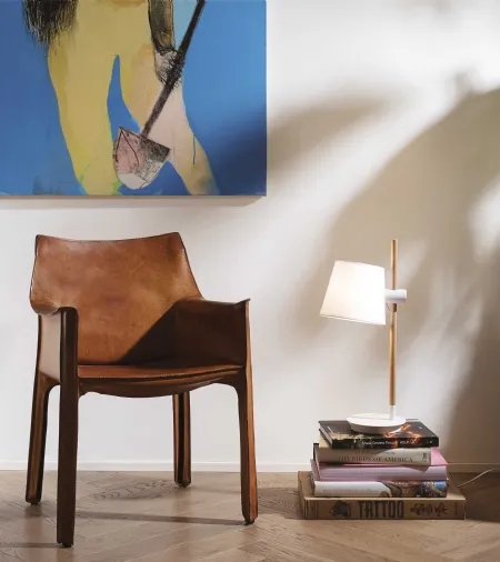 Lampada da tavolo Axel con base in metallo, stelo in legno e paralume regolabile in altezza in PVC rivestito in tessuto di Ideal Lux