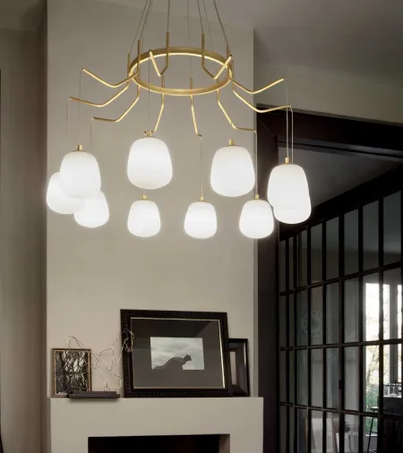 Lampada a sospensione Karousel con montatura in metallo rifinito in ottone satinato e diffusori in vetro incamiciato bianco, soffiato e acidato di Ideal Lux