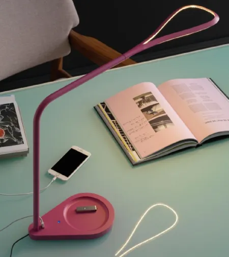 Lampada Kinx con porta USB e dimmer touch con led integrato di Fontana Arte