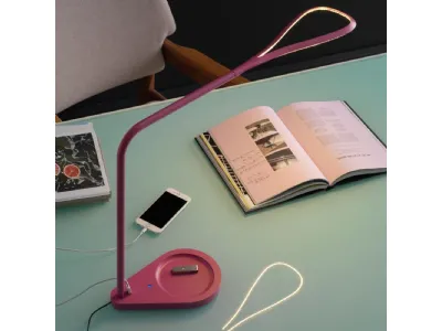 Lampada Kinx con porta USB e dimmer touch con led integrato di Fontana Arte