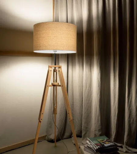 Lampada da terra Klimt in legno naturale con paralume rivestito in tessuto di Ideal Lux