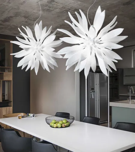 Lampada a sospensione Leaves in vetro soffiato bianco e modellato a mano di Ideal Lux