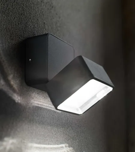 Lampada da parete Omega Square in metallo verniciato nero con diffusore inclinabile di Ideal Lux