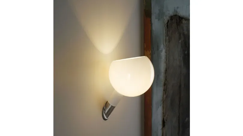 Lampada applique in vetro soffiato opalino di Fontana Arte