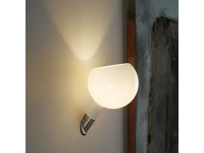 Lampada applique in vetro soffiato opalino di Fontana Arte