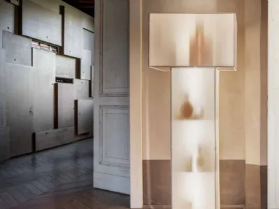 Lampada da terra contenitore in metallo con paralume in tessuto e pvc Velasca di Mogg