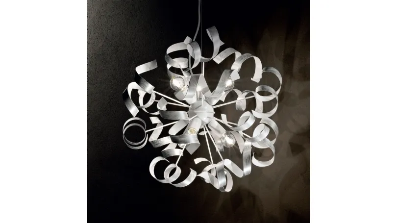 Lampada a sospensione Vortex in metallo verniciato bianco opaco con elementi decorativi in metallo dipinti a mano in argento di Ideal Lux