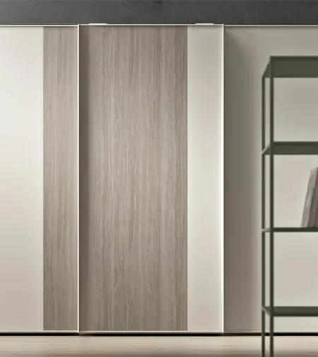 Armadio dal design raffinato in laccato opaco e melaminico Slim Scorrevole di Clever