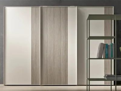 Armadio dal design raffinato in laccato opaco e melaminico Slim Scorrevole di Clever