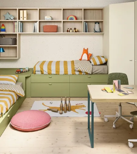 Cameretta su misura con 2 letti e armadio ad angolo Kids space 04 di Nidi