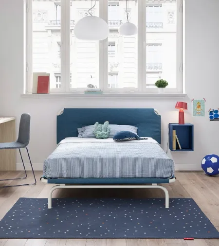 Cameretta componibile con letto ad una piazza e mezza e pensili sospesi Kids space 05 di Nidi