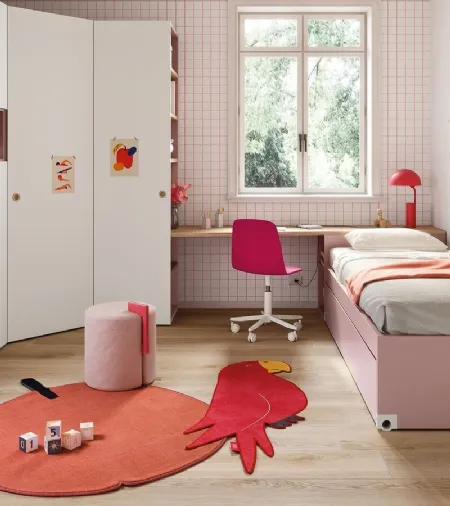 Cameretta su misura con cabina armadio ad angolo e panca contenitore Kids space 07 di Nidi