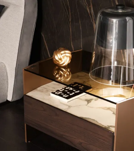 Comodino con ripiano in vetro, top in marmo, cassetto in essenza e struttura in alluminio laccato Milvian Night di Misuraemme