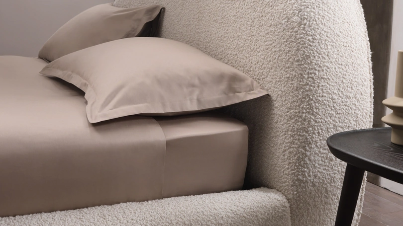 Letto con in tessuto con testiera Designer Curvy di Altrenotti