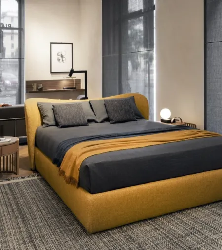 Letto Embrace in tessuto con testiera di Pianca