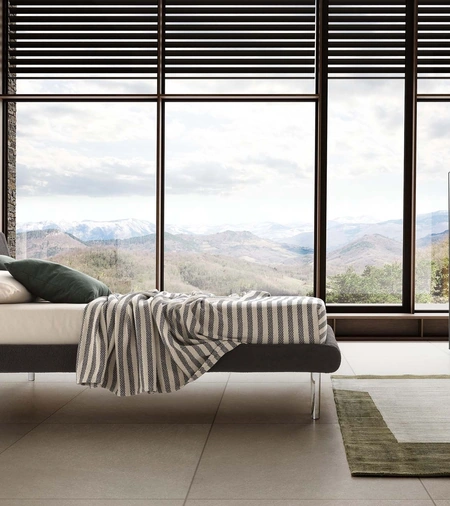 Letto Metropolitan in tessuto imbottito di Le Comfort