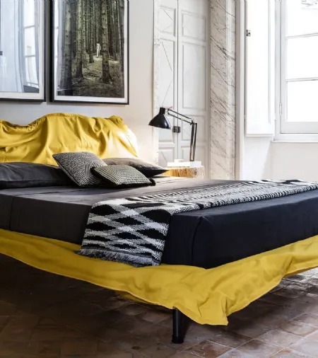 Letto di design effetto stropicciato Big Hug di Mogg