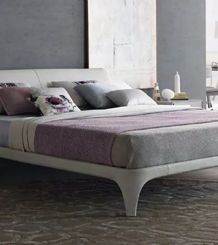 Letto matrimoniale con testiera rivestito in pelle Nice di Misuraemme