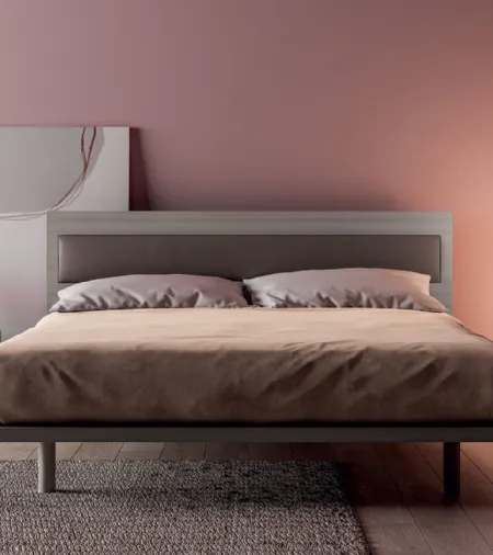 Letto matrimoniale con testiera effetto legno con inserto in ecopelle Olimpia di Tagliabue Mobili
