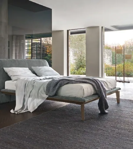 Letto con testiera in tessuto e giroletto in legno Peplo di Sangiacomo