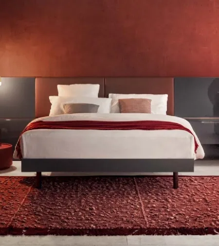 Letto matrimoniale Boiserie Imbottita in ecopelle e laccato opaco di Pianca