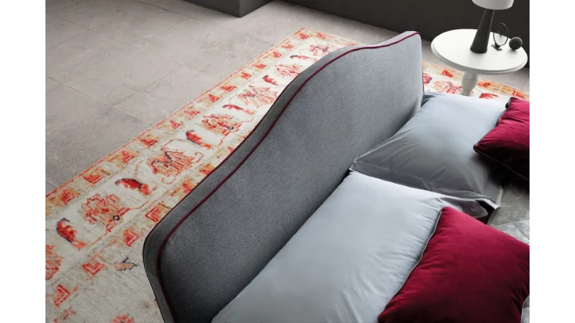 Letto in tessuto imbottito con testiera sagomata Rosa di Le Comfort