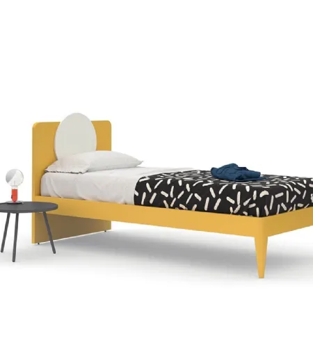 Letto singolo Giro con testiera sulla quale è stato applicato un cerchio di Nidi