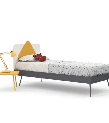 Letto singolo Trio con testiera alla quale è stato applicato un triangolo di Nidi