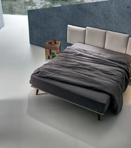Letto con testiera in tessuto a 4 pannelli Twist Best 232 di Excò