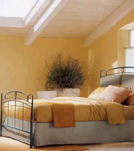 Letto in ferro battuto con testiera in tessuto imbottito e contenitore Versilia di Bontempi