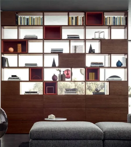 Libreria Spazioteca Bifacciale Rovere Tabacco con moduli a giorno laccato opaco Tabasco e frontali Rovere Tabacco di Pianca