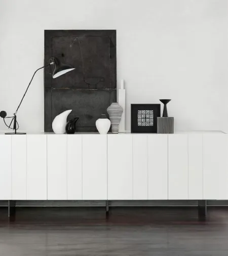Madia Stripe in laccato bianco  opaco di Novamobili