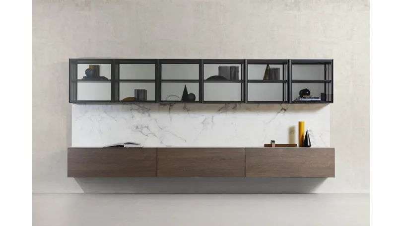 Parete Attrezzata Spazio con moduli a ribalta in Rovere Fumo, struttura laccato opaco Fango e Top Vetro Marmo opaco Calacatta, boiserie in vetro marmo opaco Calacatta, schiene pensili specchio Argento ed ante Milano vetro trasparente Piombo di Pianca