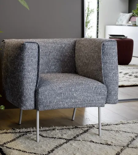Poltroncina Onni in tessuto imbottito di Novamobili