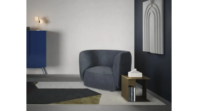 Poltroncina Blossom in tessuto imbottito dalle linee curve di Novamobili